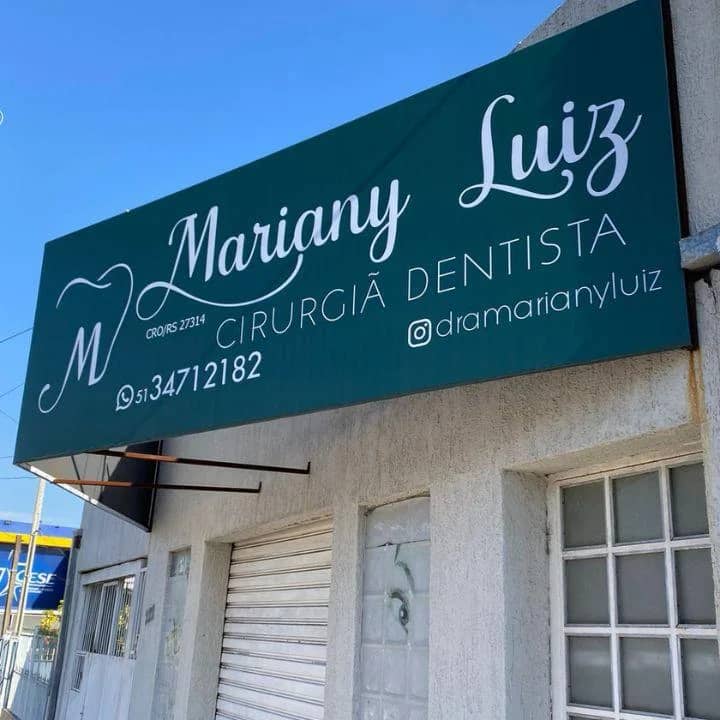 Fachada da clínica em Cachoeirinha, com a placa da Mariany Luiz - Cirurgiã Dentista